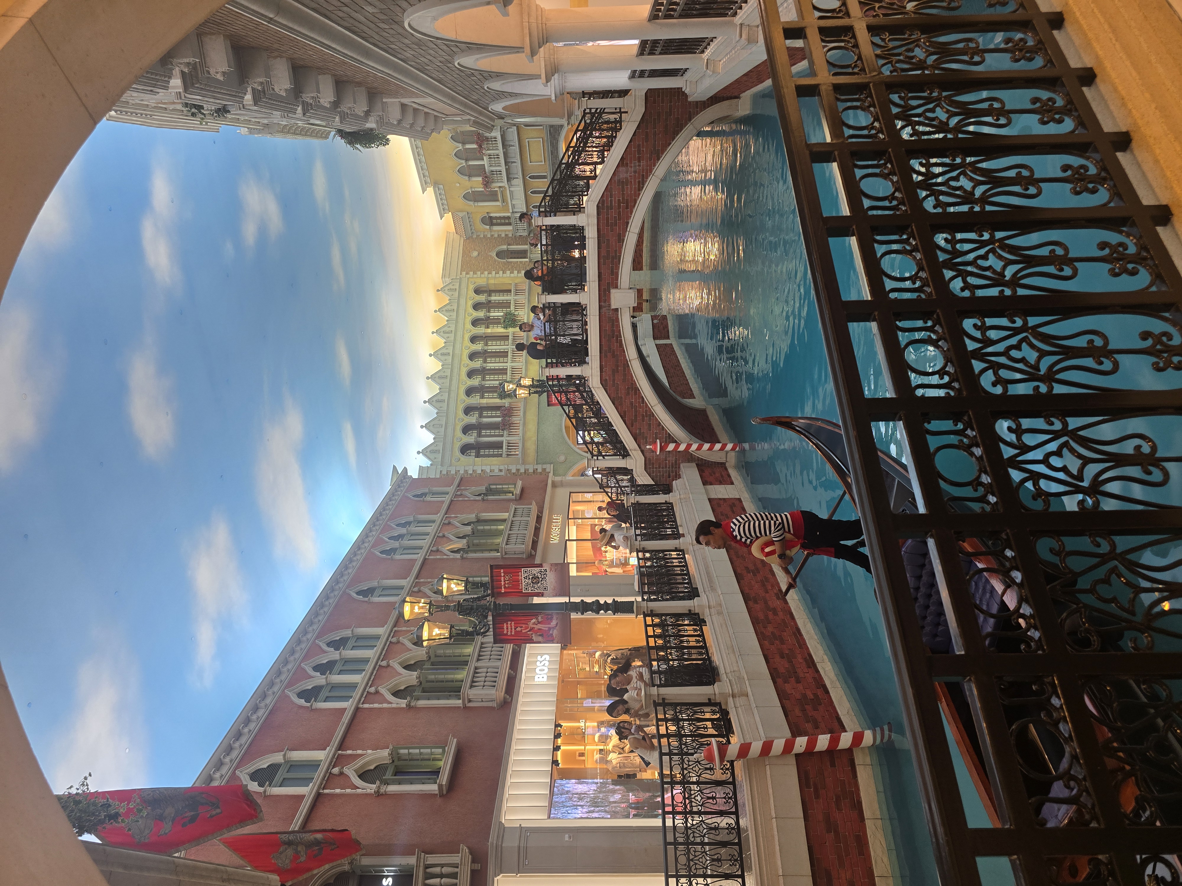 The shopping area inside the italien casino